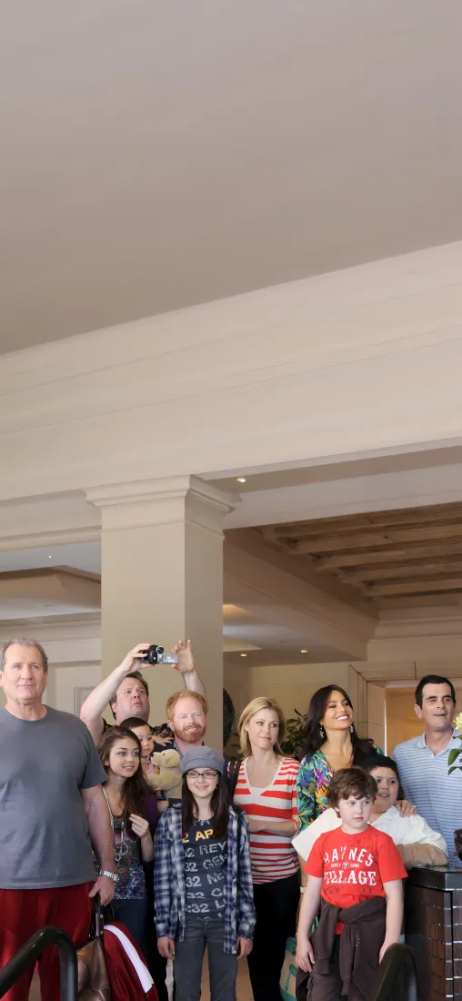 摩登家庭手机壁纸｜家庭剧背景图片 - 全员全家福「哲风壁纸」