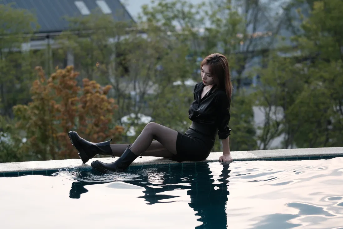 6k黑衣美女壁纸｜户外泳池背景图片 - 黑丝靴子「哲风壁纸」
