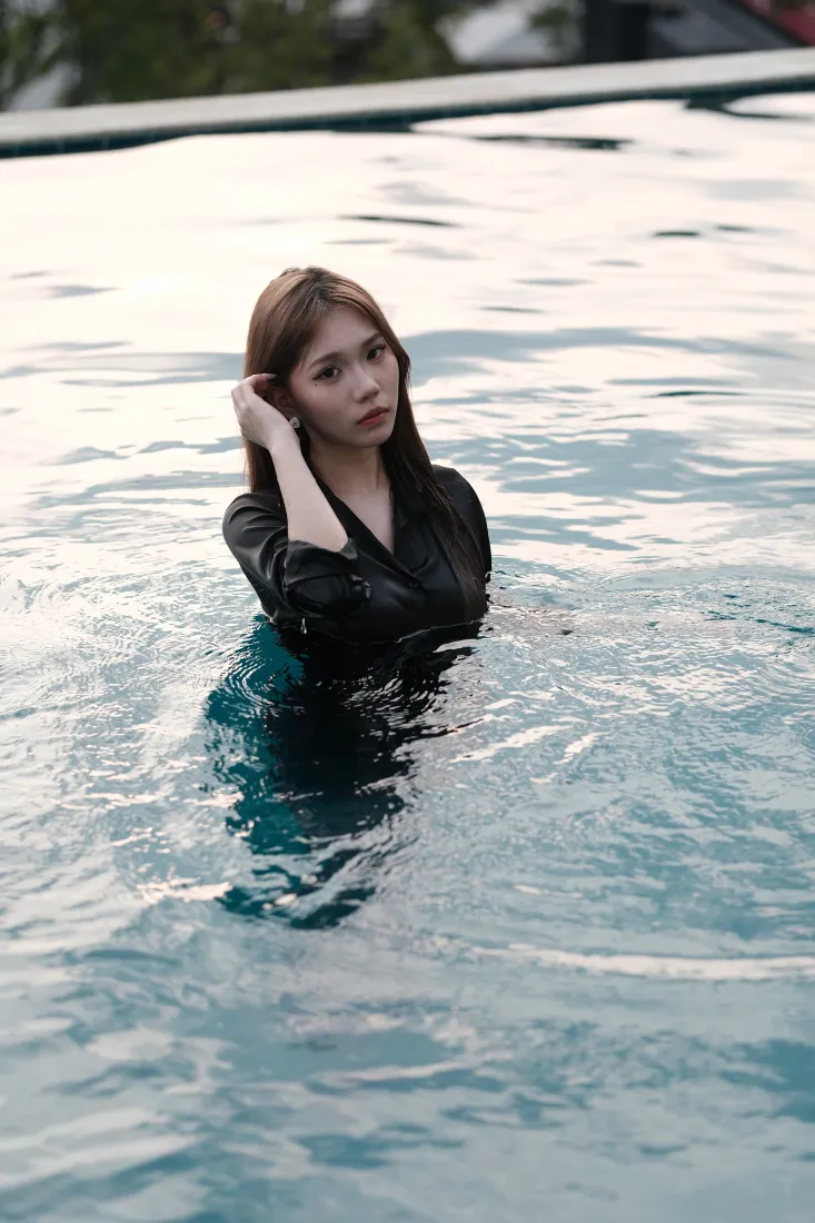 泳池黑衣美女手机壁纸｜户外背景图片 - 清冷氛围感「哲风壁纸」