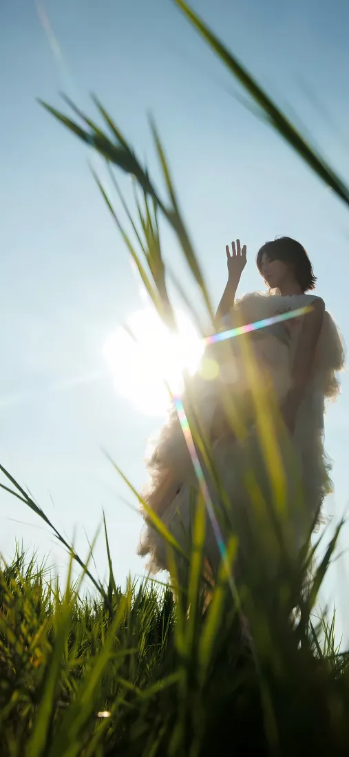 孙燕姿手机壁纸｜草地背景图片 - 逆光「哲风壁纸」