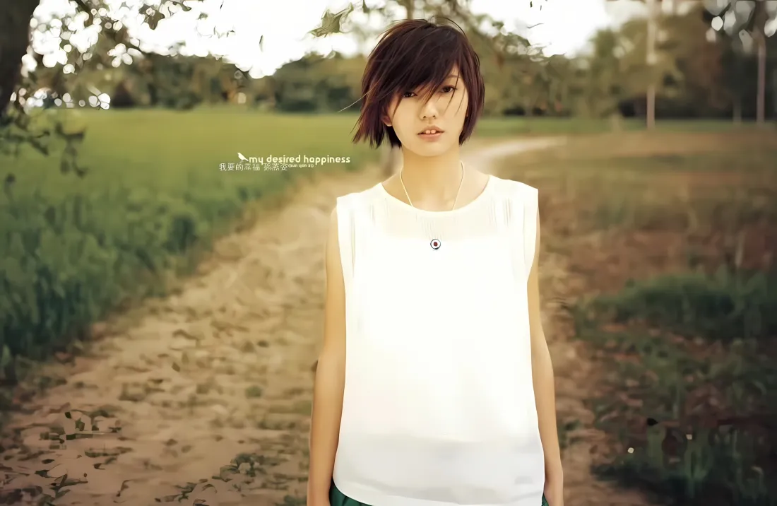 2k孙燕姿壁纸｜草地户外背景图片 - 短发人像「哲风壁纸」
