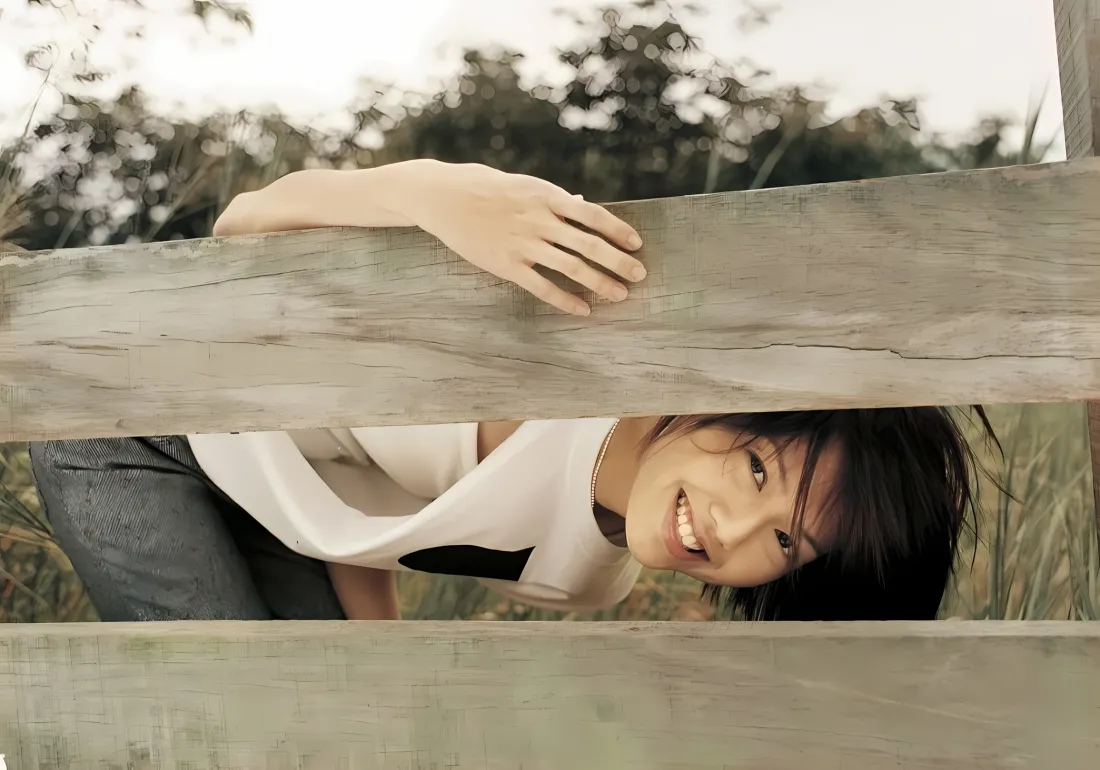 2k孙燕姿壁纸｜户外背景图片 - 围栏留影「哲风壁纸」
