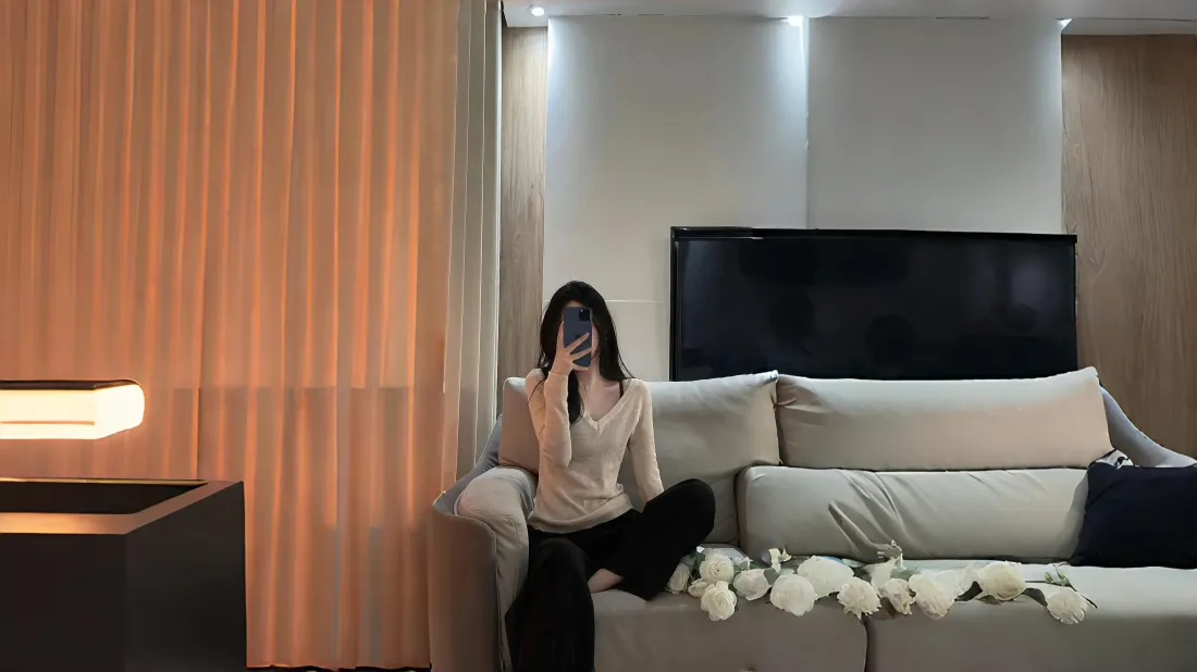 4k居家氛围感美女壁纸｜客厅背景图片 - 休闲对镜自拍「哲风壁纸」