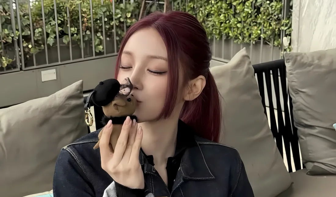 2k宋雨琦壁纸｜玩偶背景图片 - 红发女爱豆「哲风壁纸」