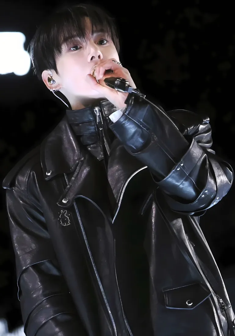 田柾国手机壁纸｜黑色背景图片 - 舞台演出「哲风壁纸」