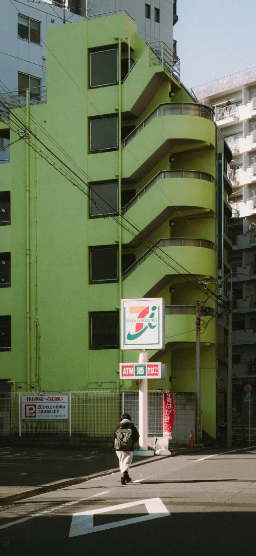 绿色楼房手机壁纸｜城市街景背景图片 - 711便利店「哲风壁纸」