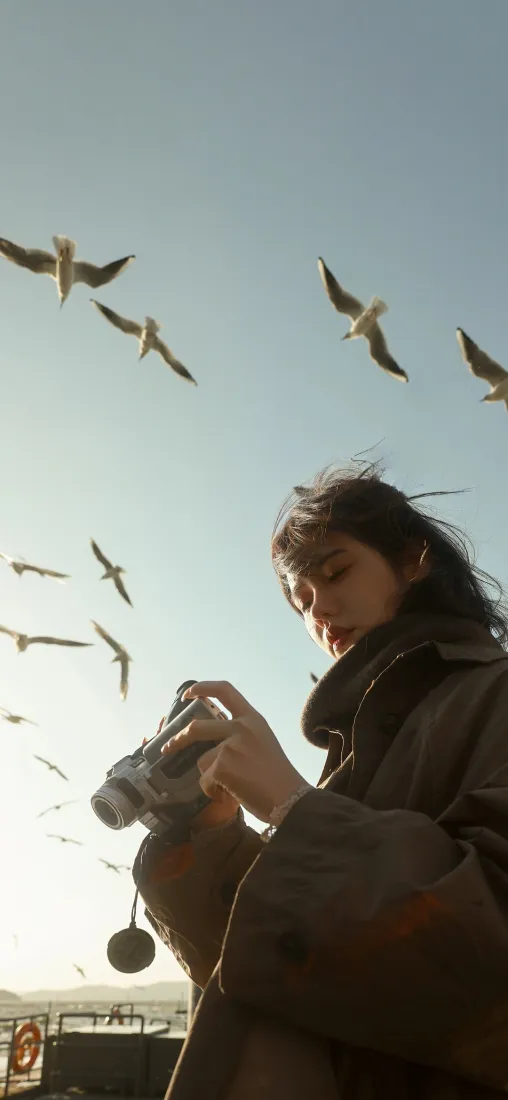 海鸥手机壁纸｜户外背景图片 - 女生手持相机拍摄「哲风壁纸」