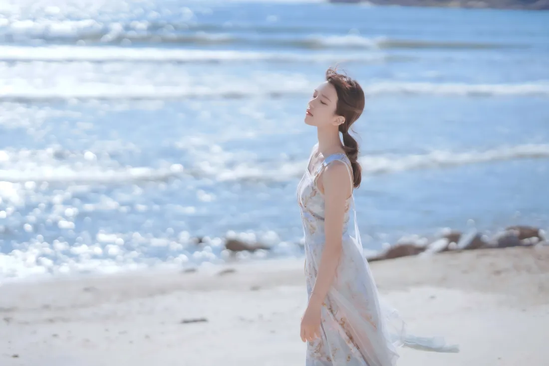 8k气质美女壁纸｜海边背景图片 - 休闲度假「哲风壁纸」