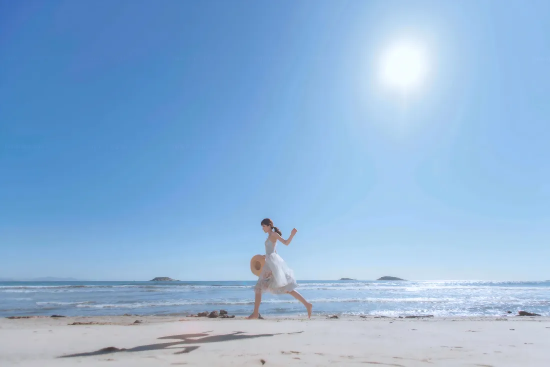 8k少女海边壁纸｜晴天背景图片 - 快乐治愈「哲风壁纸」