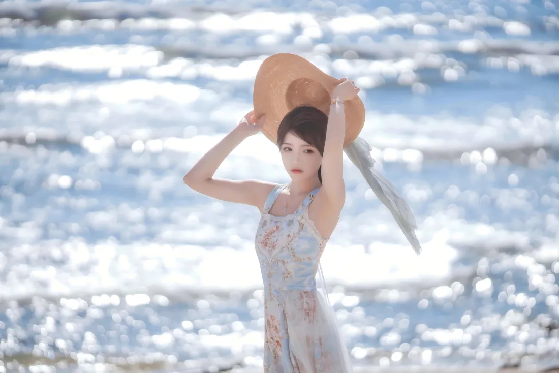 8k二次元女生壁纸｜海边背景图片 - 碎花连衣裙「哲风壁纸」