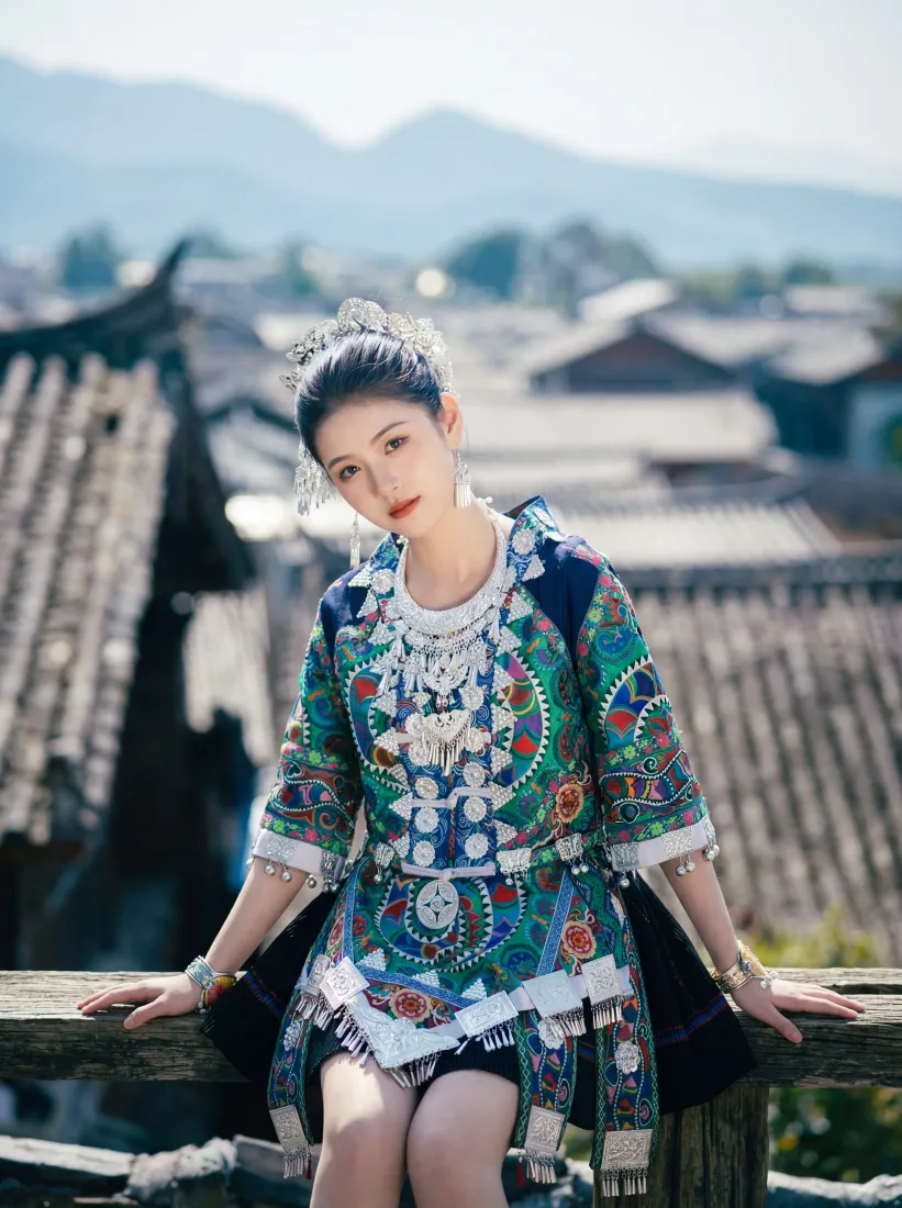 少数民族服饰手机壁纸｜古村落背景图片 - 传统银饰「哲风壁纸」