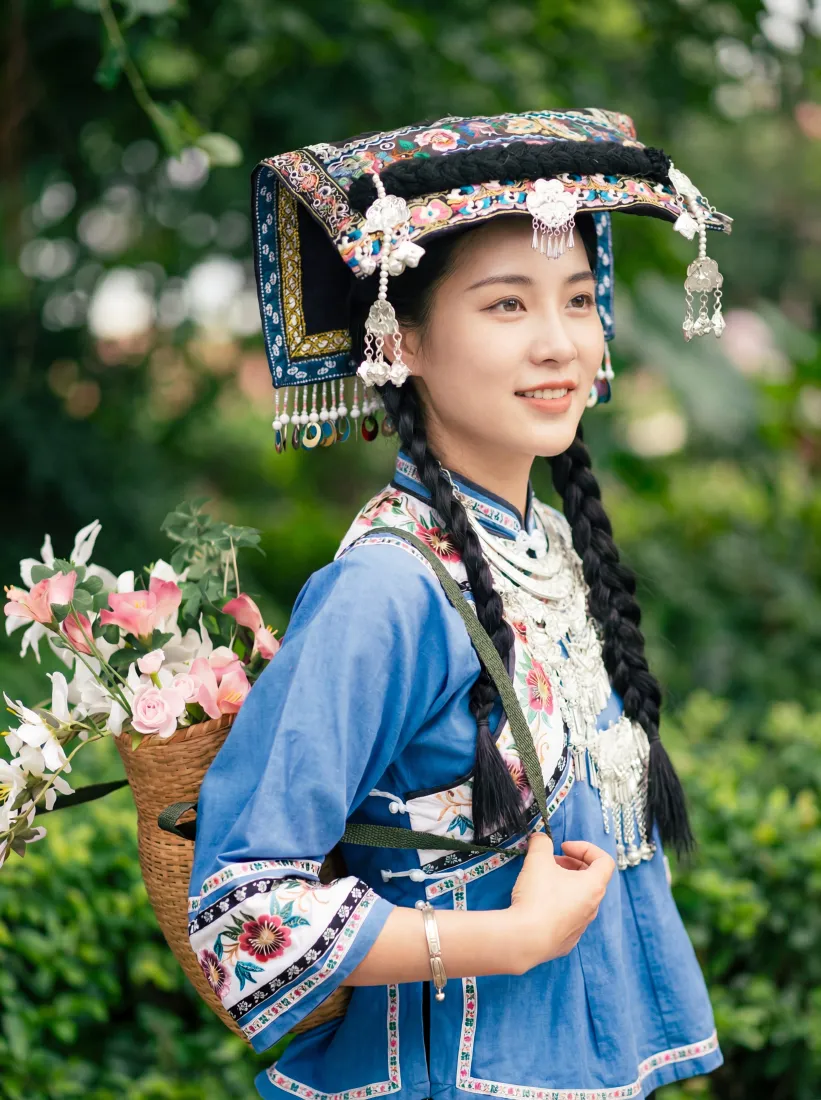 少数民族手机壁纸｜绿植背景图片 - 背篓采花少女「哲风壁纸」