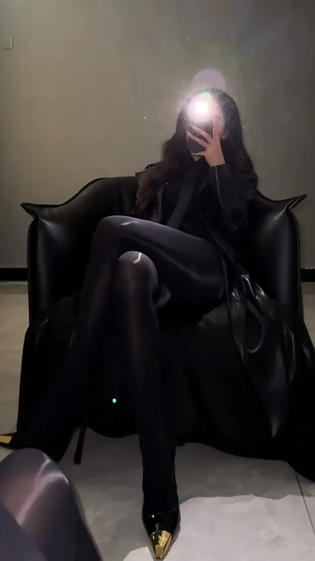 暗黑御姐手机壁纸｜室内背景图片 - 黑金高跟鞋「哲风壁纸」