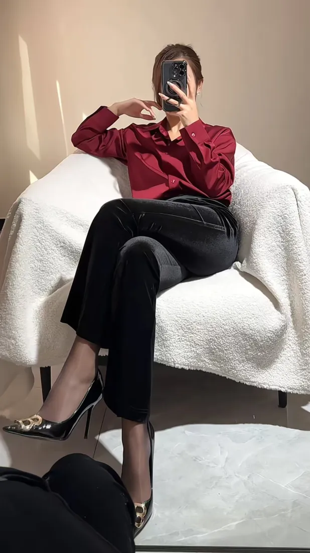 轻熟御姐手机壁纸｜对镜自拍背景图片 - 性感穿搭「哲风壁纸」