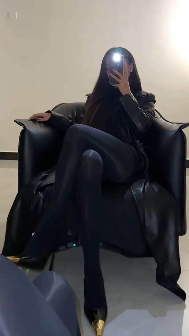 黑色穿搭手机壁纸｜室内背景图片 - 高跟女性「哲风壁纸」