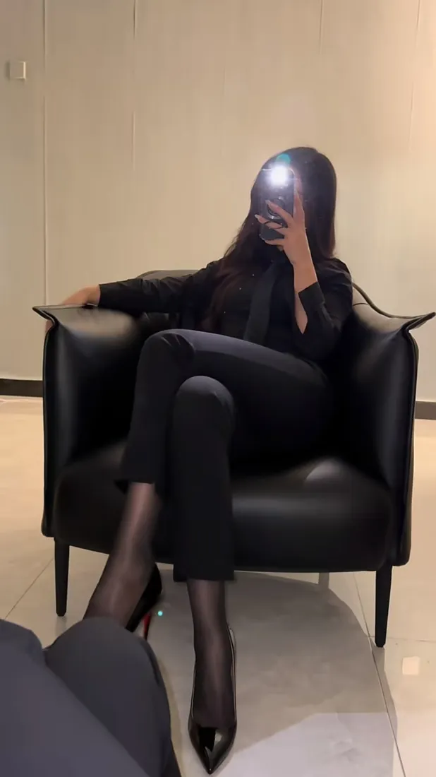 御姐手机壁纸｜室内背景图片 - 黑丝高跟鞋「哲风壁纸」