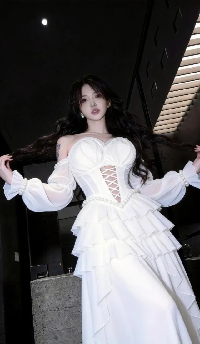 白衣纯欲美女手机壁纸｜暗调背景图片 - 气质女神「哲风壁纸」