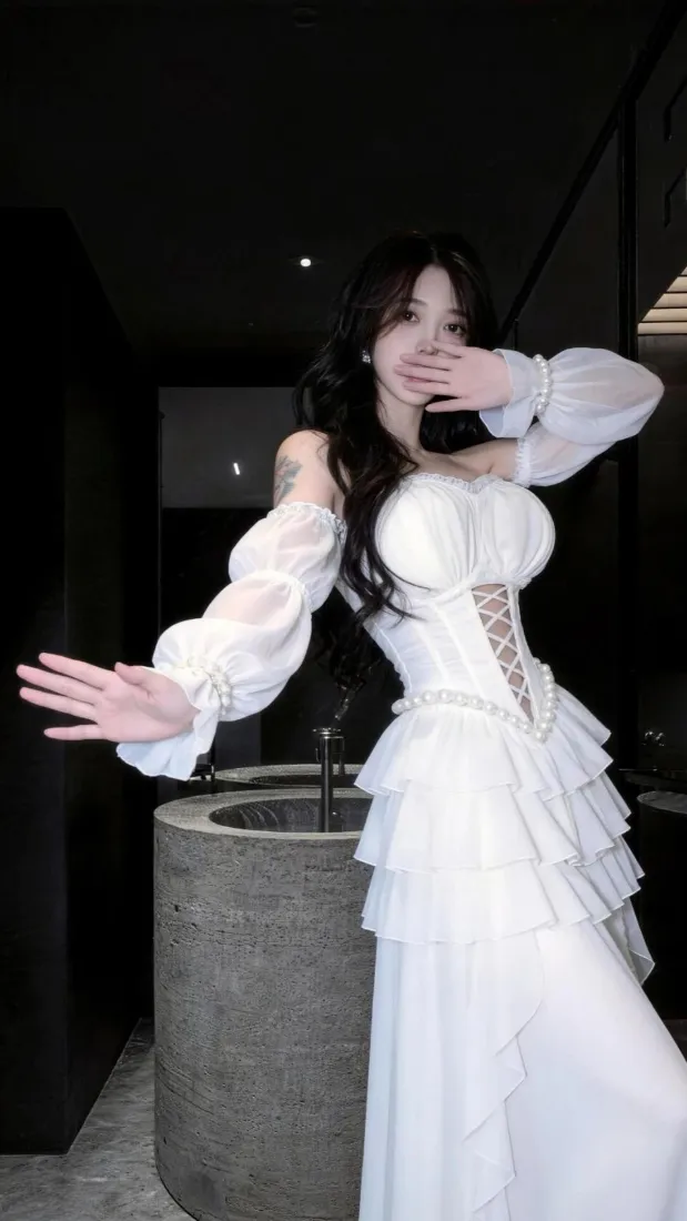 白衣美女手机壁纸｜暗黑室内背景图片 - 清冷气质御姐「哲风壁纸」