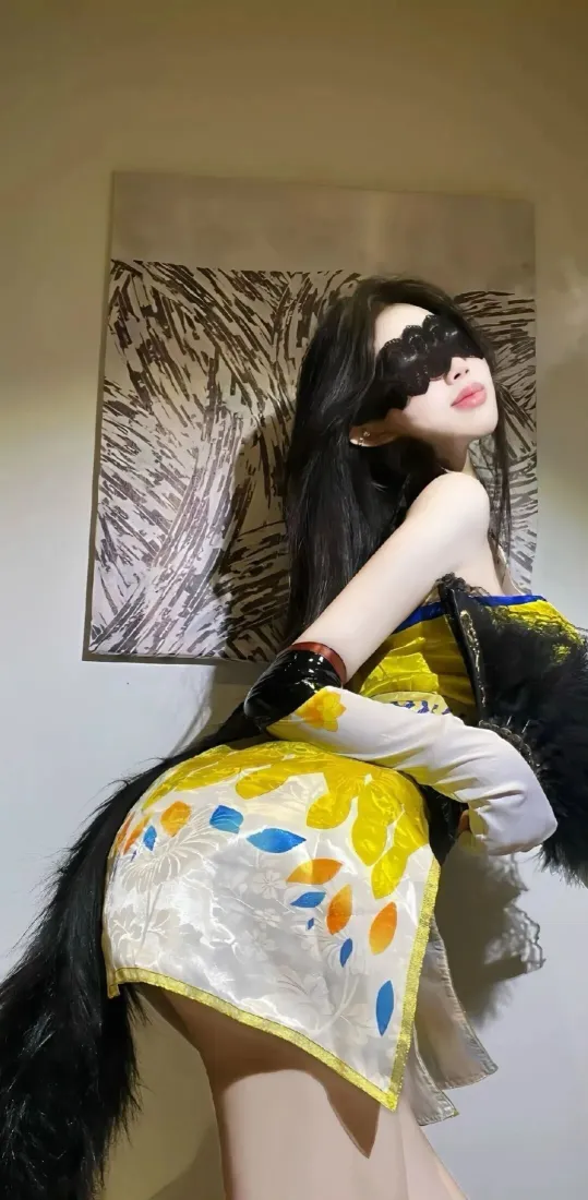 长发美女手机壁纸｜室内背景图片 - 黄印花短旗袍「哲风壁纸」