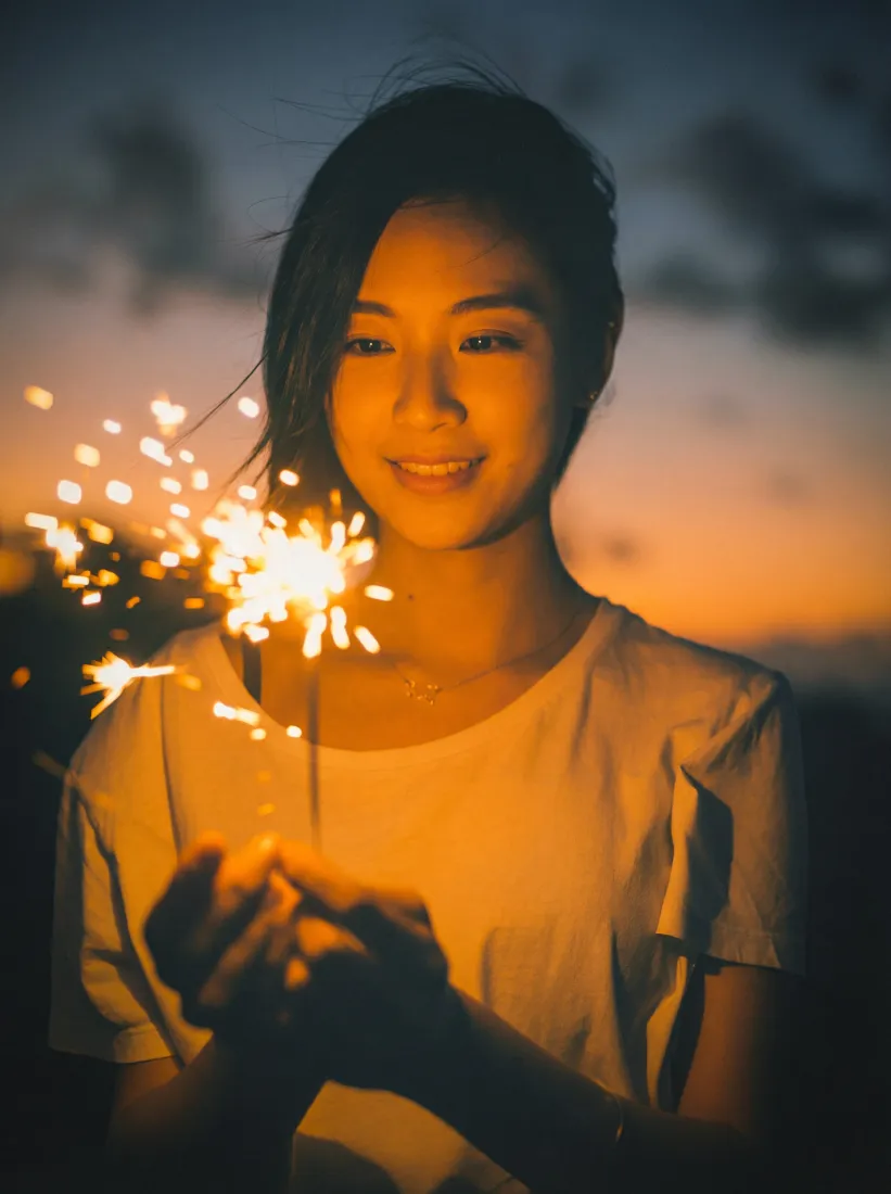 少女手机壁纸｜夜晚背景图片 - 仙女棒烟花「哲风壁纸」