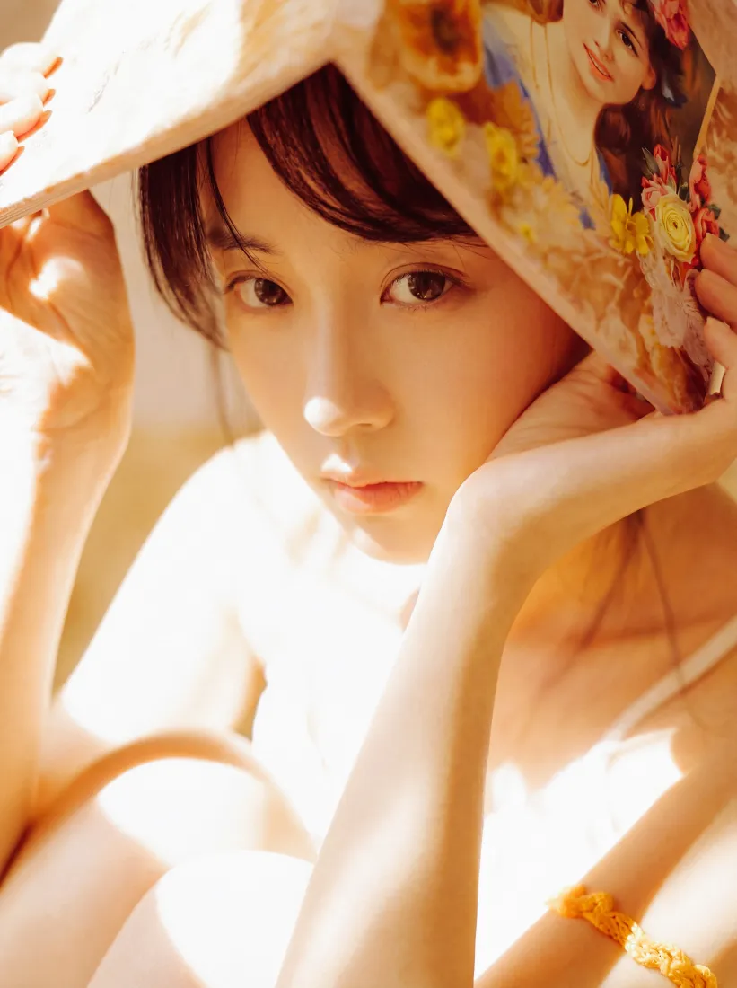 清纯女孩手机壁纸｜暖调背景图片 - 阳光下人像「哲风壁纸」