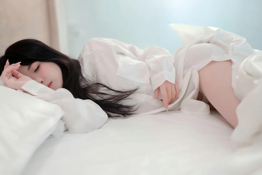 10k慵懒美女壁纸｜卧室背景图片 - 宽松白衬衣「哲风壁纸」