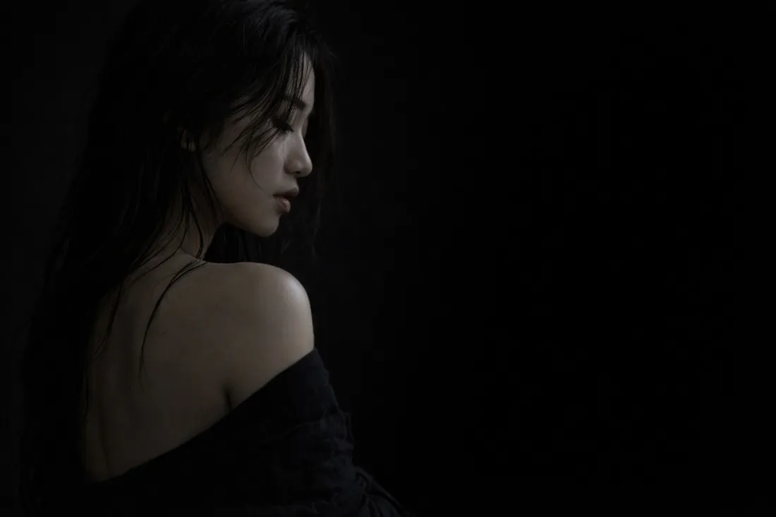 2k侧颜美女壁纸｜简约背景图片 - 迷人「哲风壁纸」