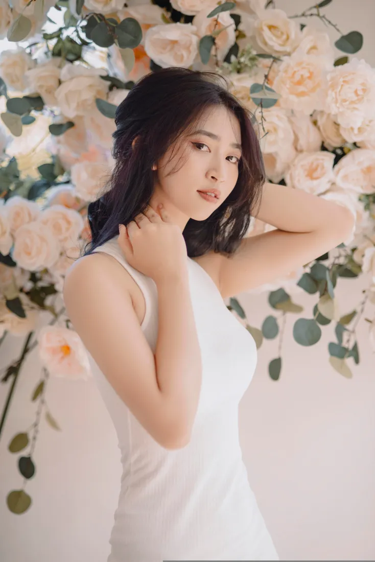 清纯模特手机壁纸｜花艺花墙背景图片 - 温柔写真「哲风壁纸」