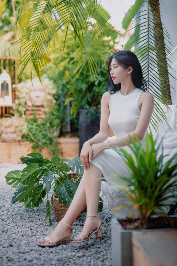 清冷气质美女手机壁纸｜户外绿植背景图片 - 清新休闲写真「哲风壁纸」