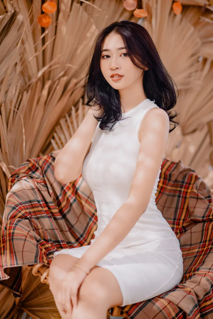 气质美女手机壁纸｜暖调背景图片 - 修身白裙「哲风壁纸」