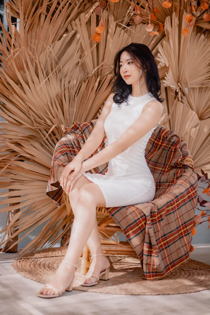 气质美女手机壁纸｜干枯棕叶背景图片 - 精致写真「哲风壁纸」