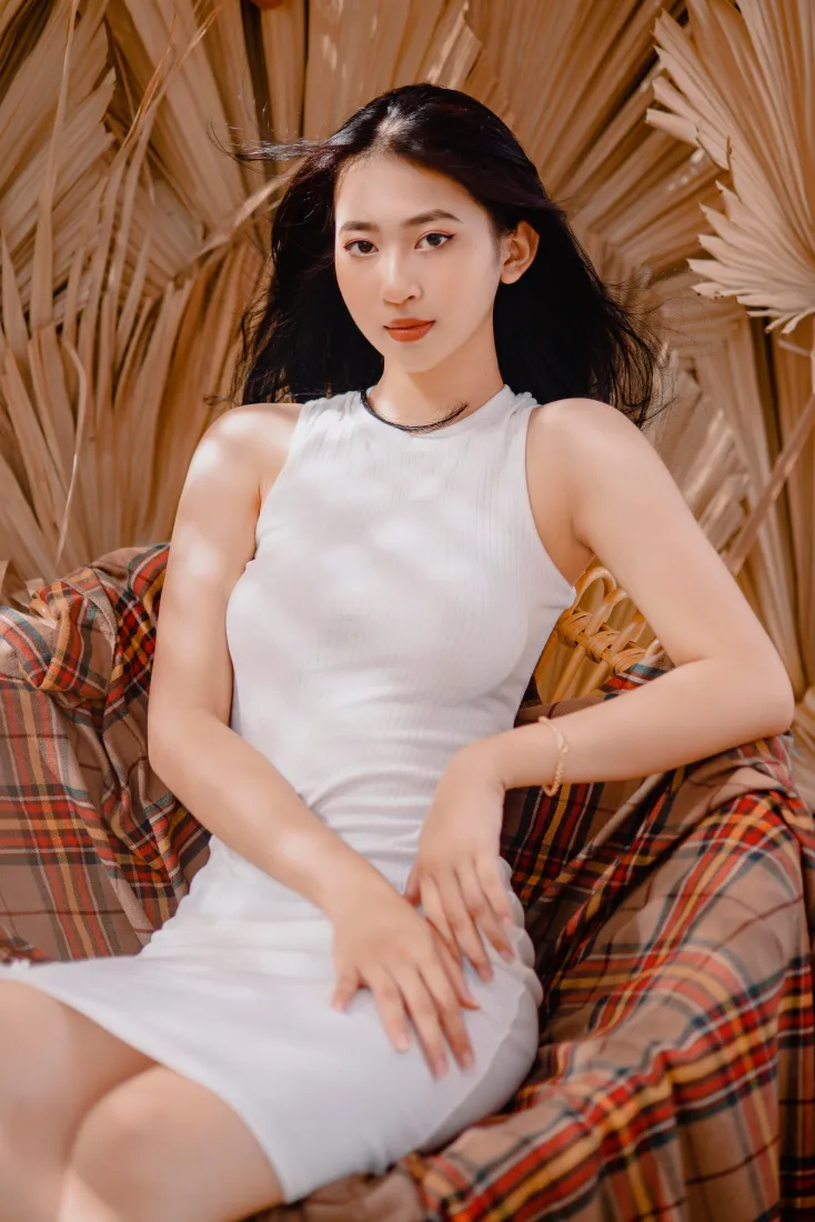 长发美女手机壁纸｜复古干叶背景图片 - 白色短裙「哲风壁纸」