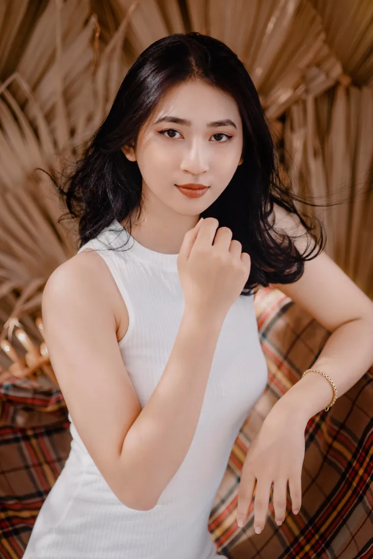 黑发美女手机壁纸｜农村背景图片 - 白色连衣裙「哲风壁纸」