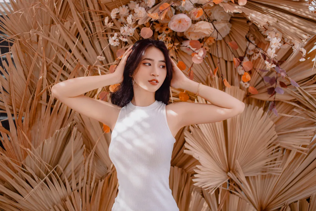 6k白衣美女壁纸｜农村背景图片 - 气质写真「哲风壁纸」