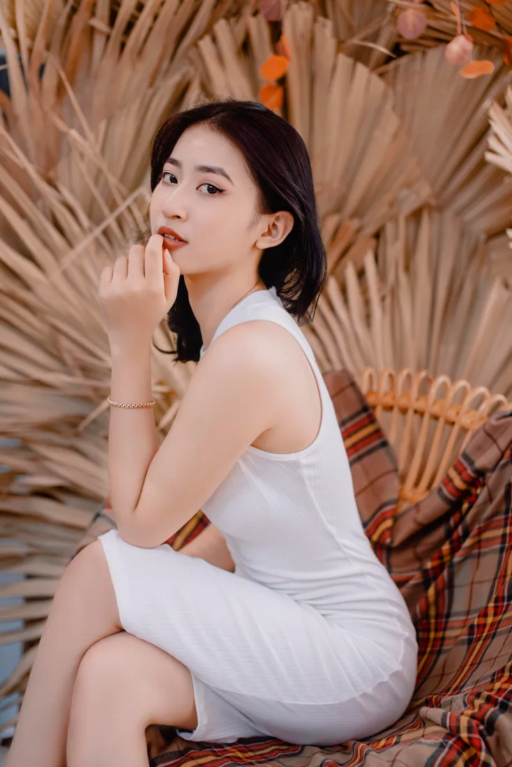 气质美女手机壁纸｜白色农村背景图片 - 人像写真「哲风壁纸」