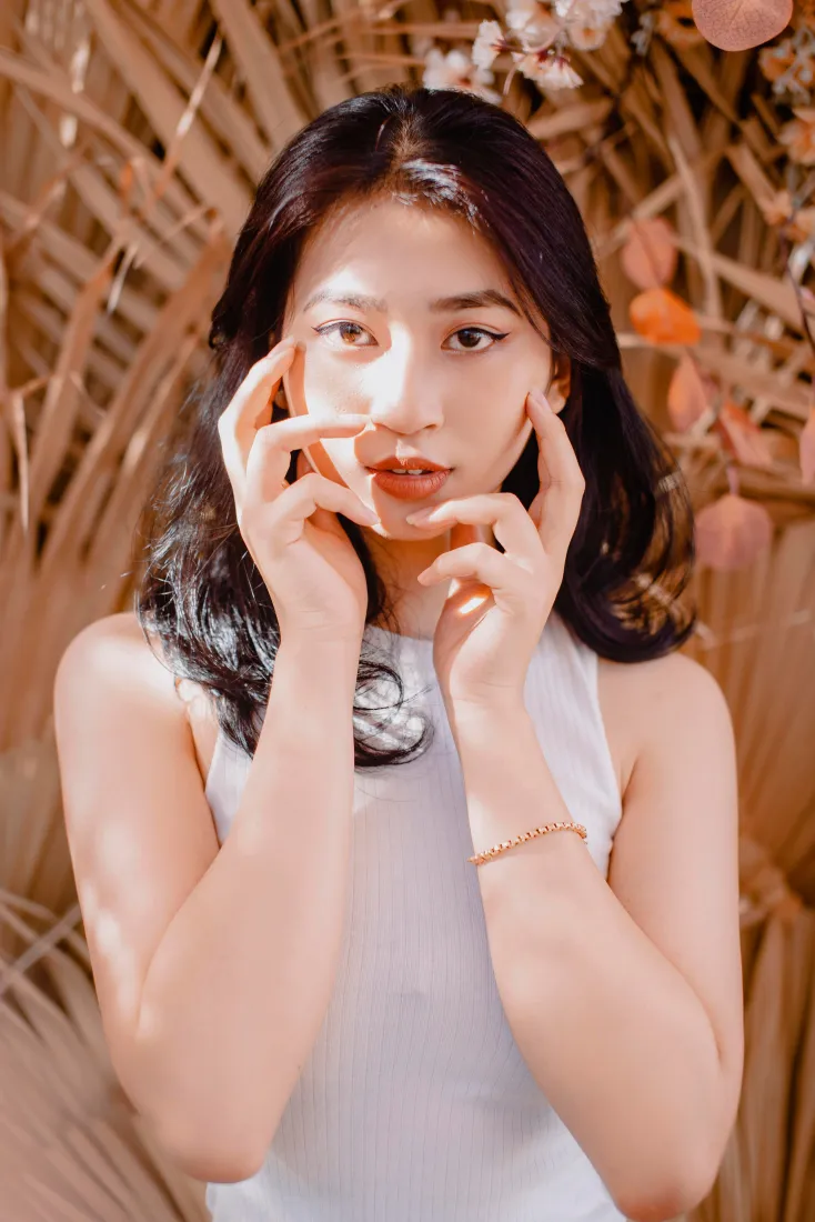 气质长发美女手机壁纸｜农村背景图片 - 白色穿搭「哲风壁纸」