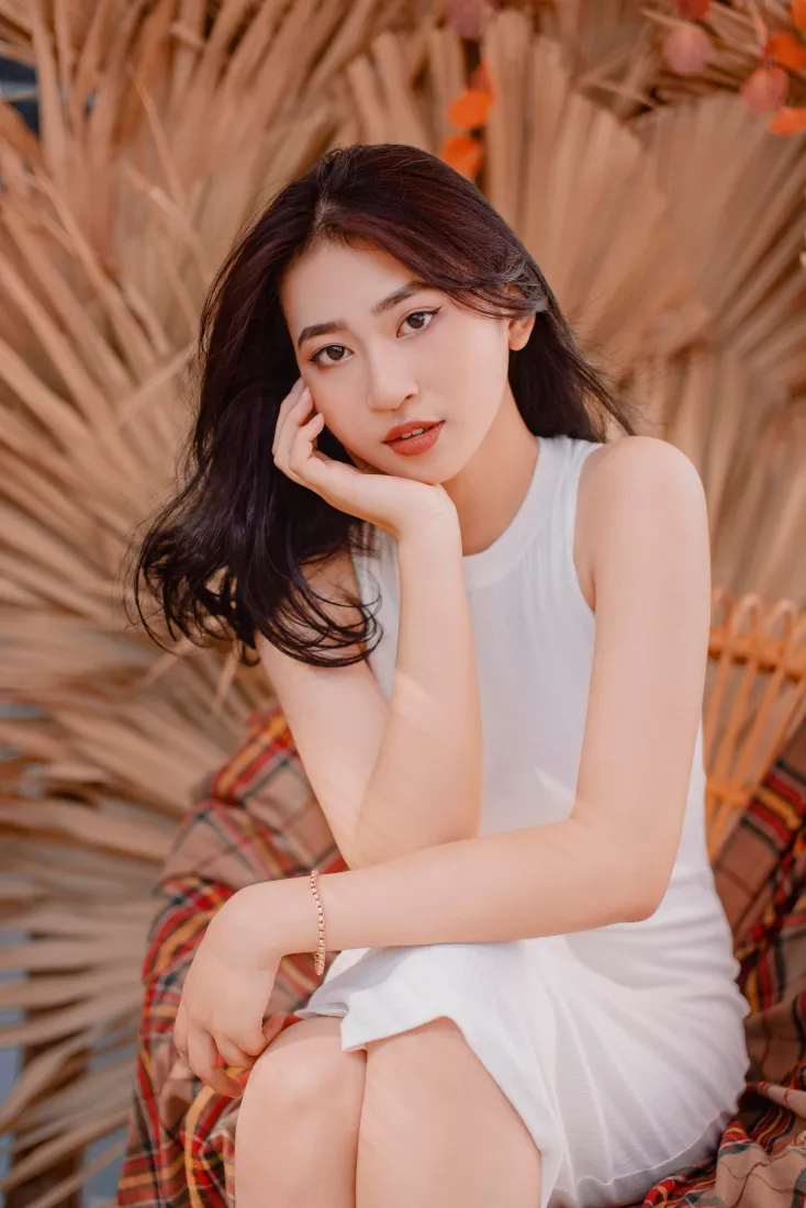 气质长发美女手机壁纸｜乡村背景图片 - 白色简约穿搭「哲风壁纸」