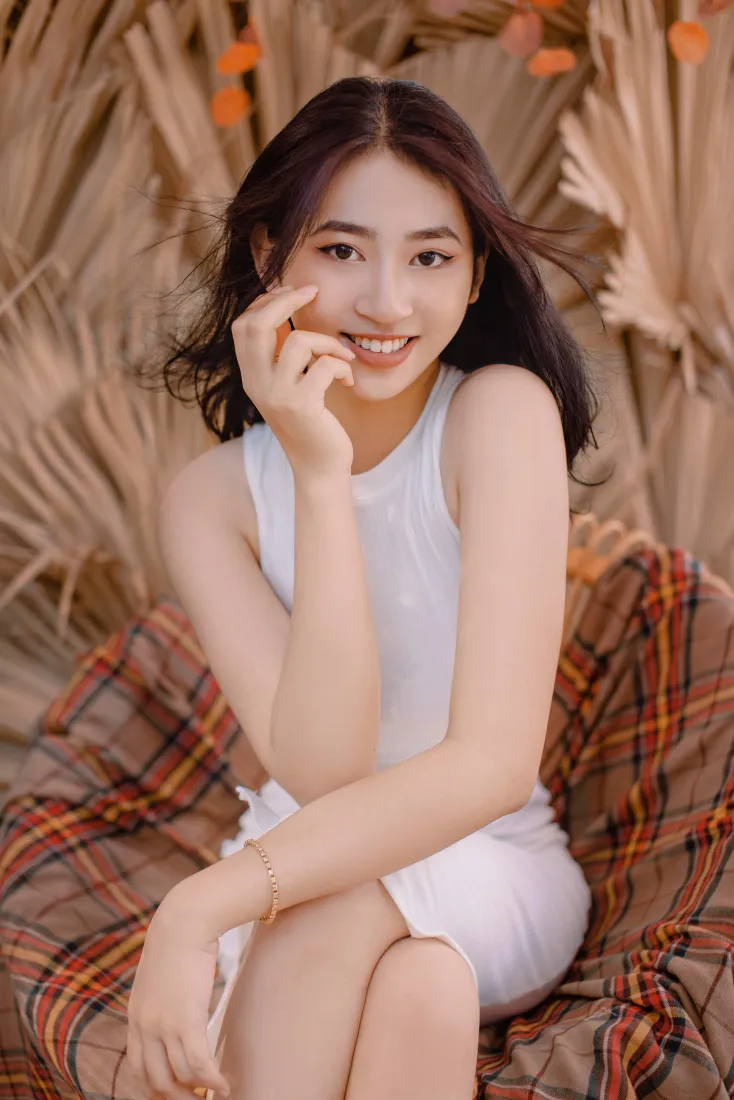 清纯美女手机壁纸｜白色背景图片 - 乡村户外「哲风壁纸」