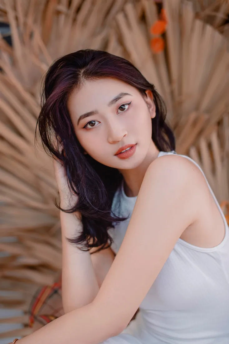 气质美女手机壁纸｜白色背景图片 - 农村户外写真「哲风壁纸」