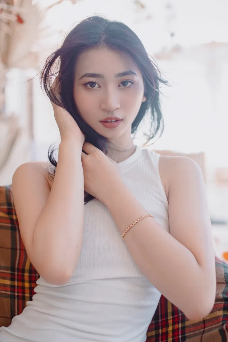 气质美女手机壁纸｜室内背景图片 - 简约穿搭「哲风壁纸」