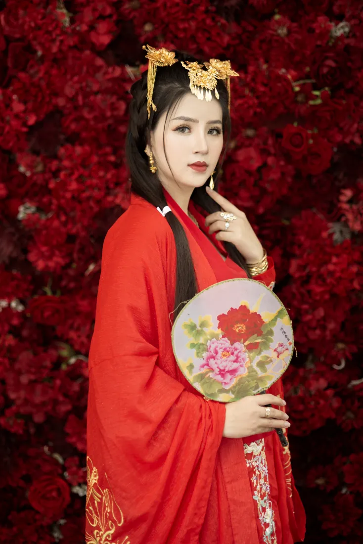 古风红衣手机壁纸｜花墙背景图片 - 汉服女子「哲风壁纸」