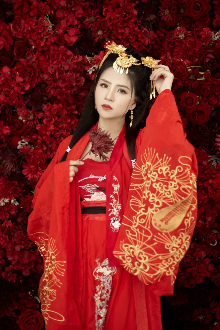 古风红衣女子手机壁纸｜红色花墙背景图片 - 中式婚服「哲风壁纸」
