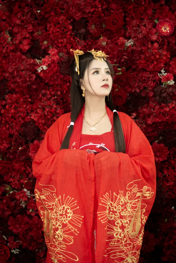 红衣汉服女子手机壁纸｜红色花海背景图片 - 中式古风「哲风壁纸」