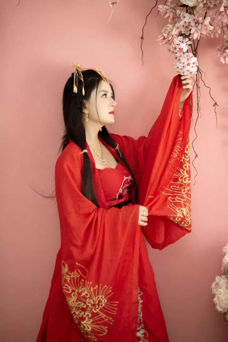 红衣古风女子手机壁纸｜红色背景图片 - 汉服写真「哲风壁纸」