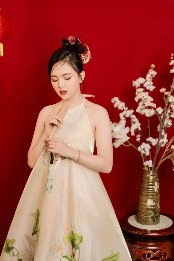 国风美女手机壁纸｜中式红色背景图片 - 素雅印花白衣「哲风壁纸」