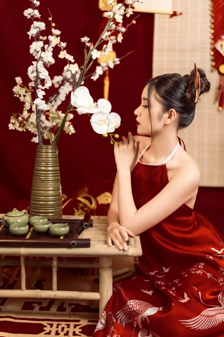 红衣美女手机壁纸｜红色背景图片 - 新中式人像「哲风壁纸」