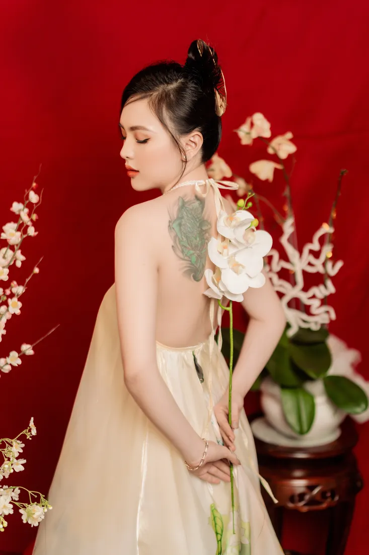 气质美女手机壁纸｜红色背景图片 - 国风写真「哲风壁纸」