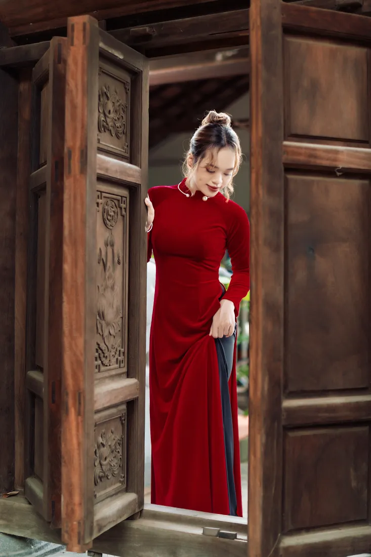 红色旗袍手机壁纸｜中式木门背景图片 - 国风气质女性「哲风壁纸」