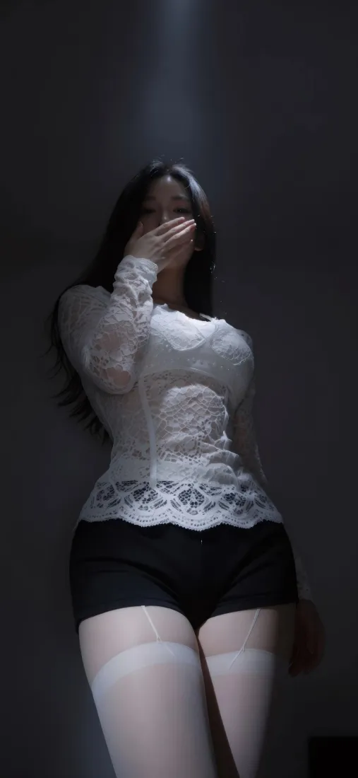 长发美女手机壁纸｜昏暗灯光背景图片 - 好身材氛围感「哲风壁纸」