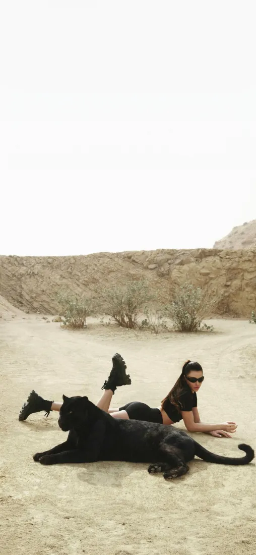 黑豹手机壁纸｜沙漠背景图片 - 酷感黑衣美女「哲风壁纸」